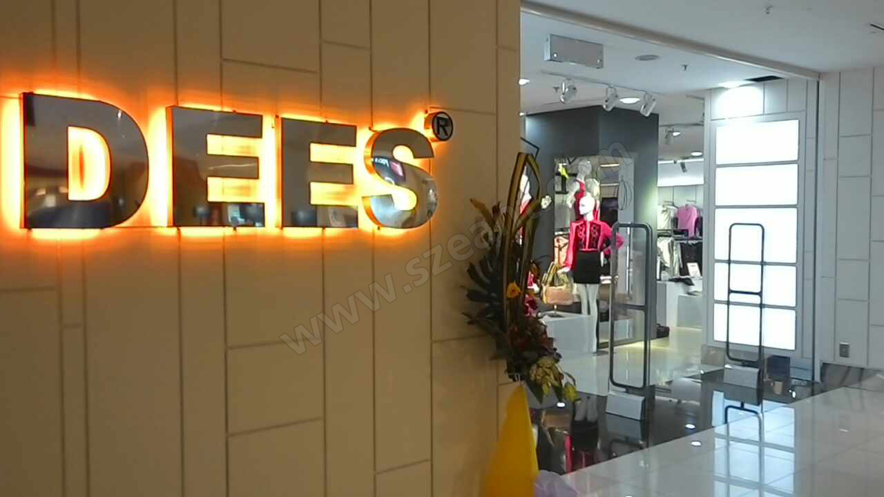 國外DEES服裝店安裝防盜門